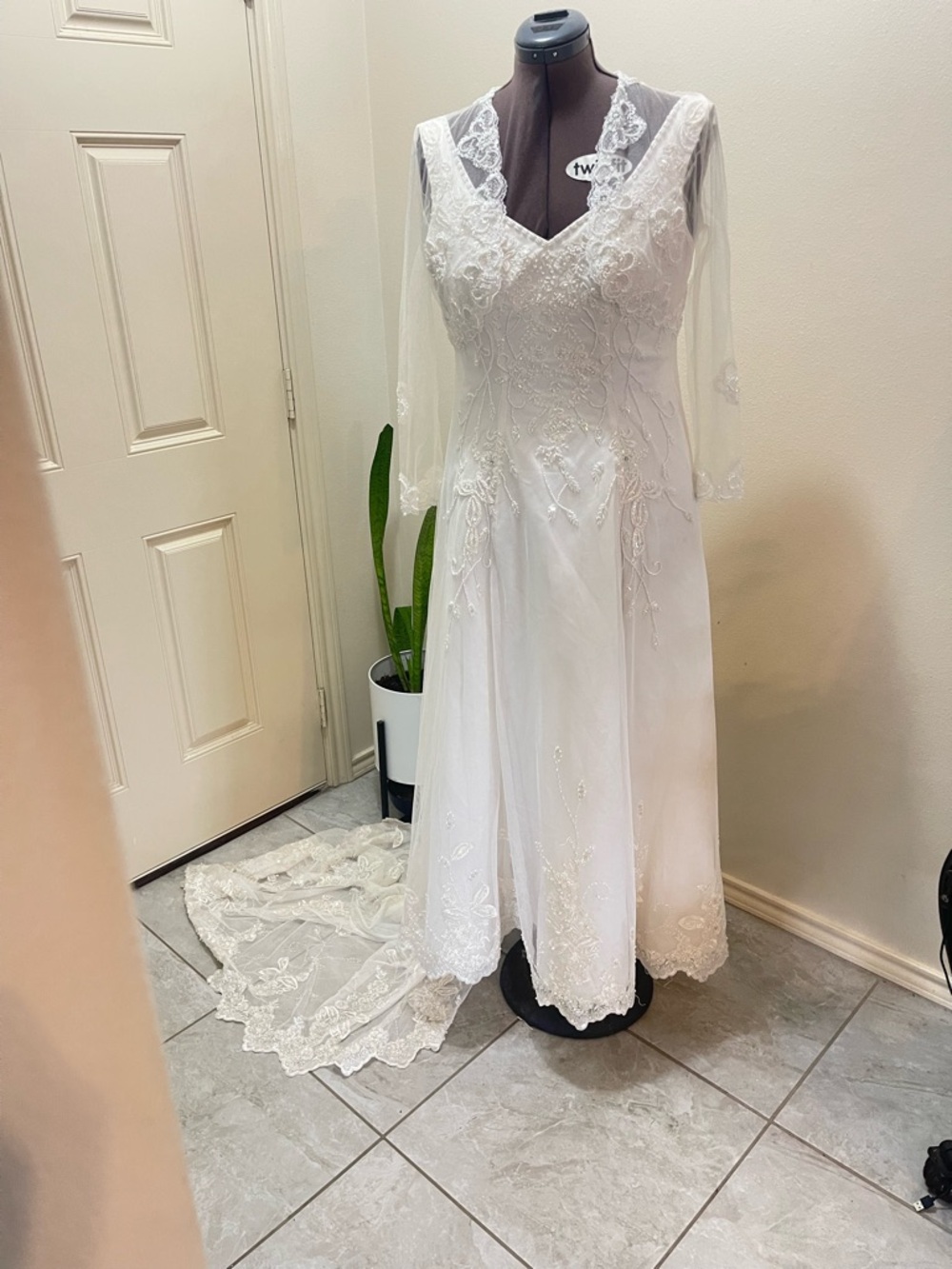 Elegant White Lace Long-Sleeve Bridal Dress with Train